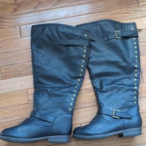 Extra wide calf tall boots…approx 21.25 inches in circumference around the calf